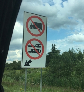 road sign no trucks